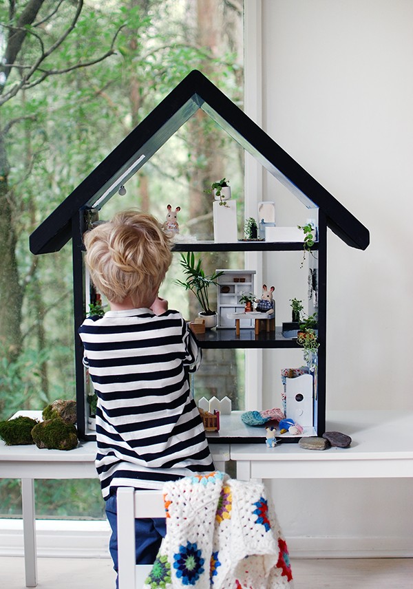 Scandi summer house style doll house makeover. Photos by Lisa Tilse for We Are Scout. Photo: Lisa Tilse for We Are Scout