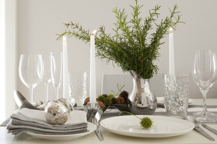 Christmas dinner table setting via WeeBirdy.com