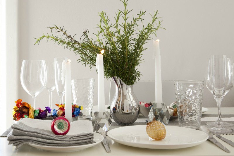 Christmas table setting via WeeBirdy.com