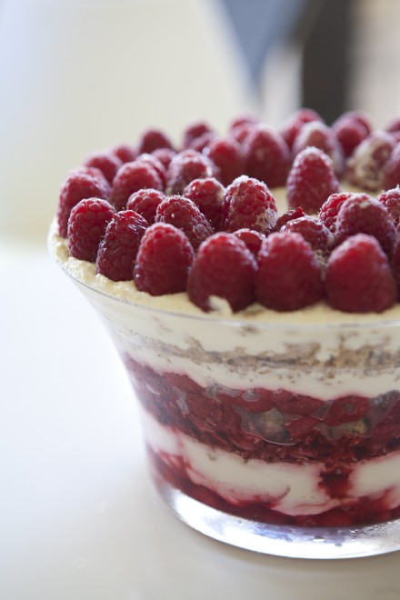 Christmas Recipe: Raspberry, cream and macaroon dessert via WeeBirdy.com