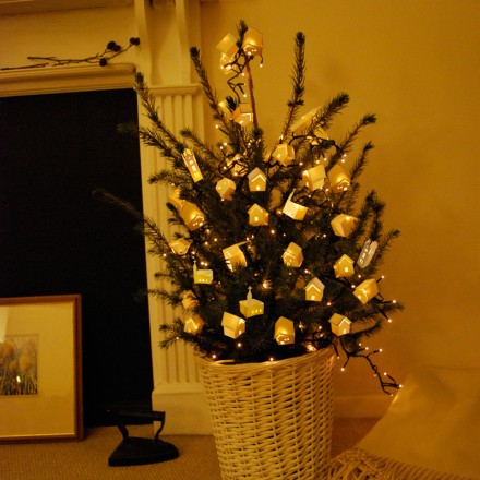 Crafttuts+ Christmas Paper Lantern Village Tutorial via WeeBirdy.com