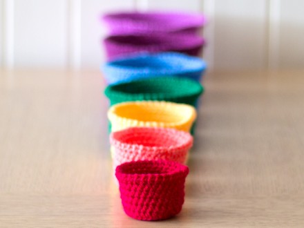 Rainbow rochet nesting baskets tutorial via WeeBirdy.com