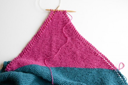 DIY Knitting Pattern: Block colour cotton baby blanket via Tuts+