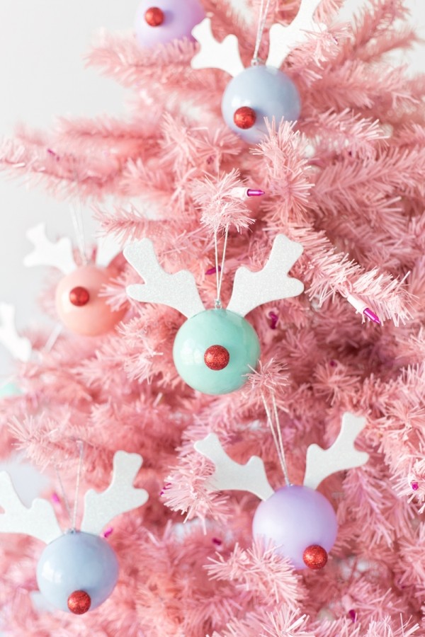 Make Rudolph decorations by Studio DIY. 