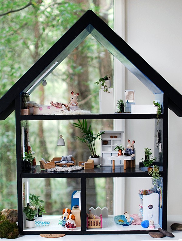 Scandi summer house-style doll house makeover. Photos by Lisa Tilse for We Are Scout. Photo: Lisa Tilse for We Are Scout