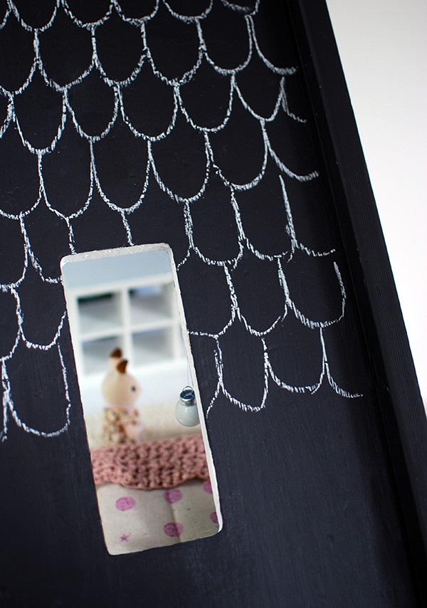 How to make over a doll house with a chalkboard paint roof. Photo by Lisa Tilse for We Are Scout. Photo: Lisa Tilse for We Are Scout