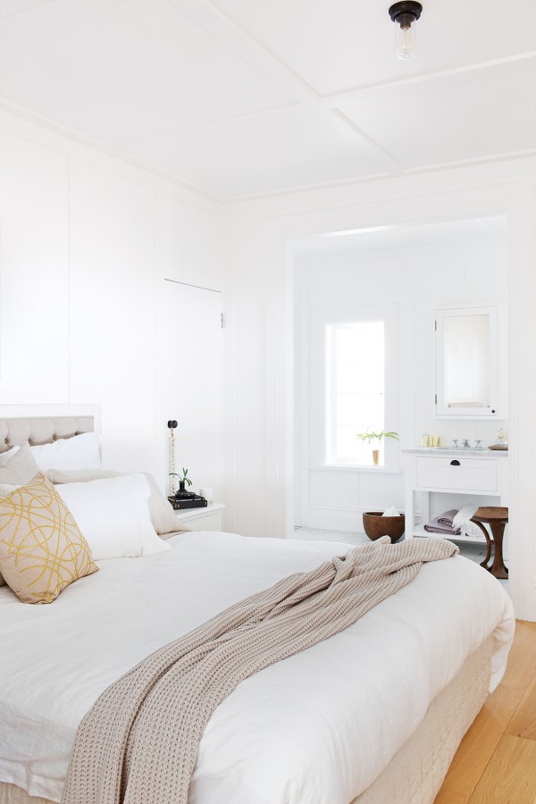 Master bedroom in northern beaches Sydney home. A fresh take on the Hamptons look. Architect Daniel Raymond; Photography by Simon Whitbread, styling by Maria Dyon for Inisde Out Open House.iziak.
