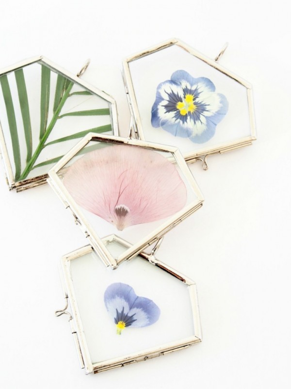 Clever craft ideas: DIY pressed flower pendants by Monsters Circus