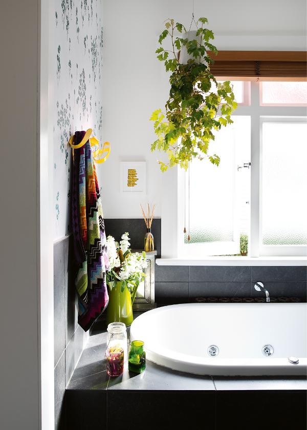 An upside-down hanging planter works beautifully to soften the lines in this bathroom and creates a mini jungle effect. Via Inside Out/Desire to Inspire.