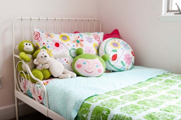 Shared girls' bedroom via Apartment Therapy.