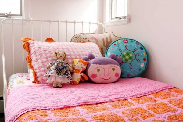 Shared girls' bedroom via Apartment Therapy.