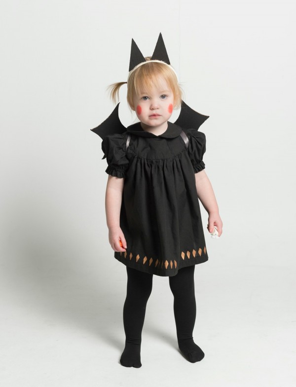 DIY baby bat costume with cardboard wings and ears by Mermag.