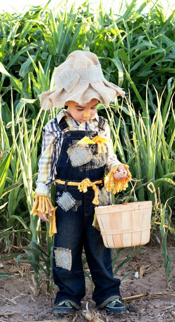DIY no-sew scarecrow costume by A Night Owl.