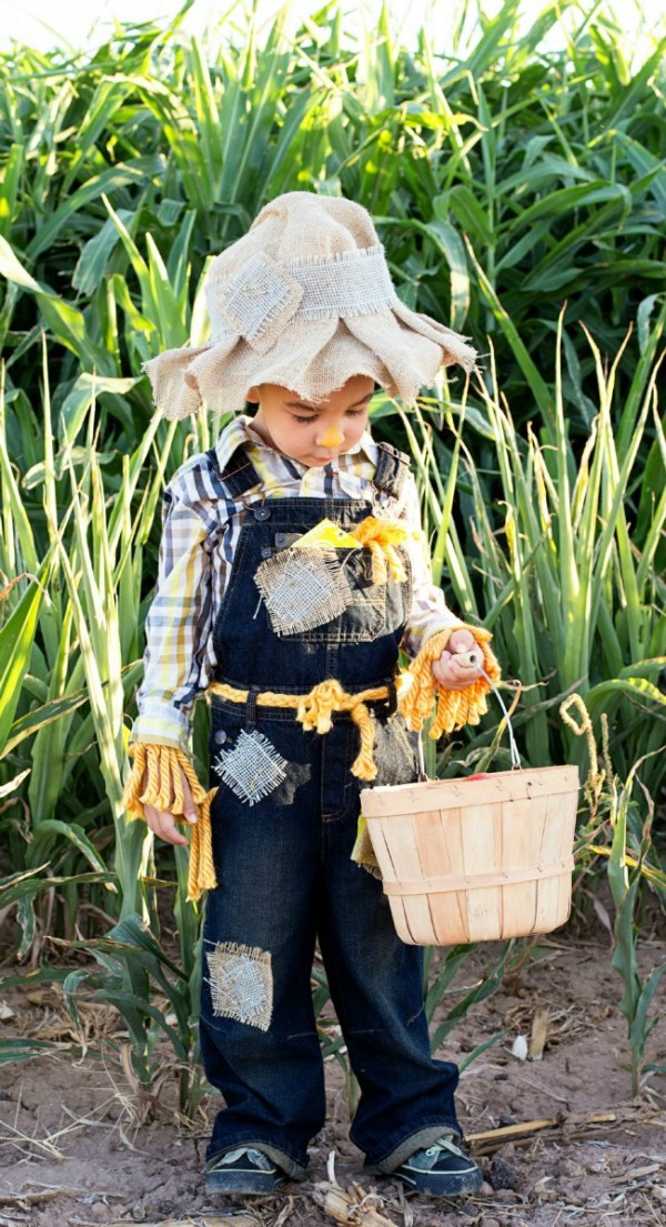 DIY no-sew scarecrow costume by A Night Owl. 