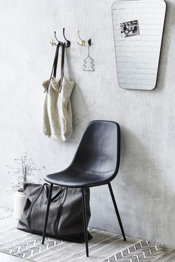 How to style a vignette inspired by by Danish brand House Doctor: the hallway.