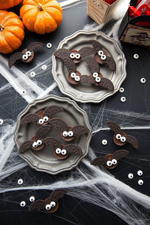 Mini chocolate bat bites by Chelsea's Messy Apron.