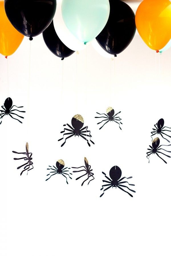 DIY hanging spider balloons by Studio DIY.