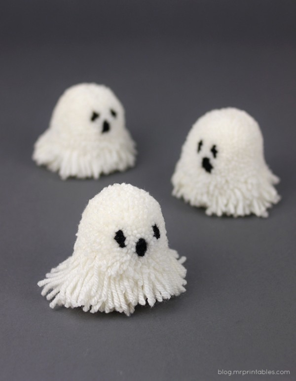 DIY ghost pom poms by Mr Printables. 