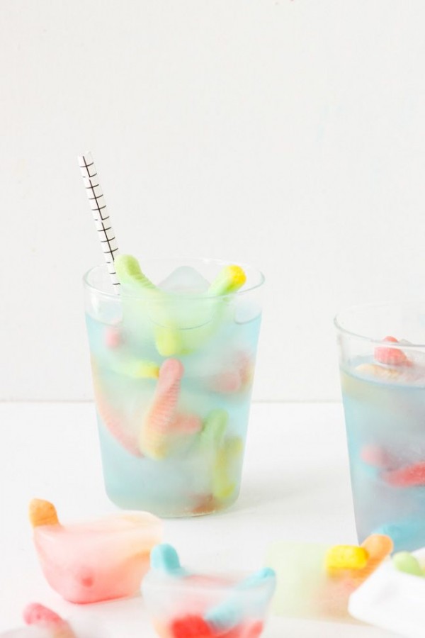 DIY ice cubes with gummy words by Brittni Mehlhoff for Momtastic.
