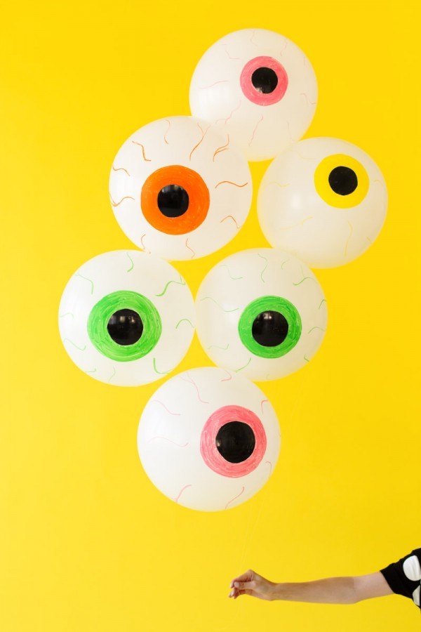 DIY eyeball balloons by Studio DIY.