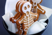 Last-minute Halloween ideas, free printables, costumes + decorations Halloween gingerbread skeletons by Donna Hay.