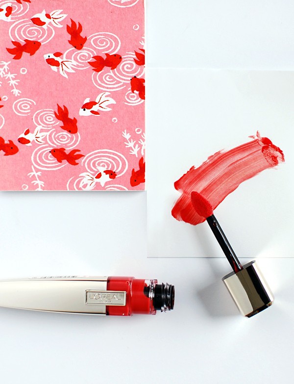 When I wear this lipgloss I always get stopped in the street. And it looks great on everyone. Amazing. via we-are-scout.com. Photo: Lisa Tilse for We Are Scout