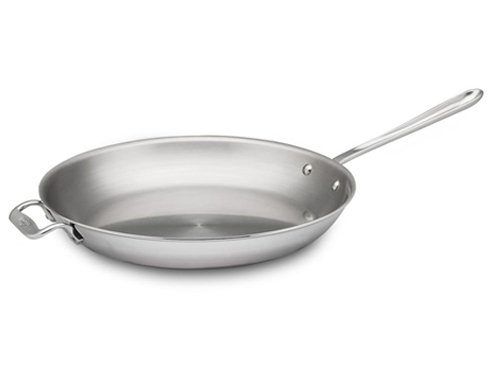 All-Clad's bonded metal construction was a completely new concept for cookware when Chuck Williams found the brand in the 1970s. The original aluminium core offered rapid heat absorption, but with a stainless-steel interior that home cooks loved.