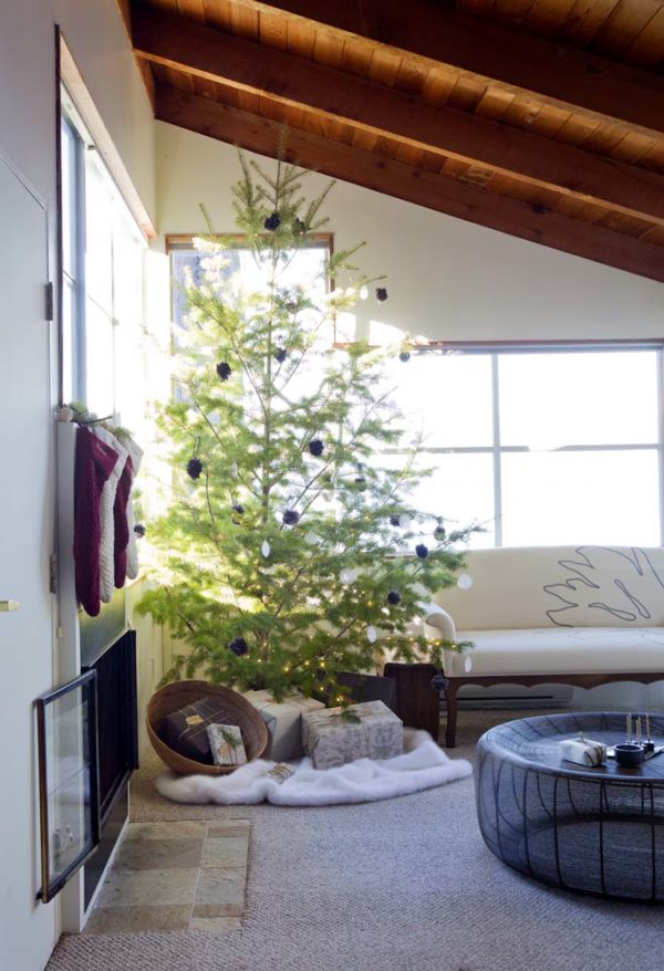 Nordic-style Christmas tree setting via Poppytalk. 