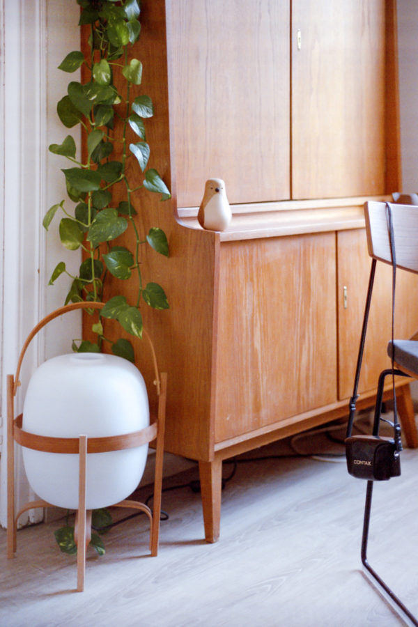 The perfect floor lamp in the home of Salva López and José Javier Serrano.